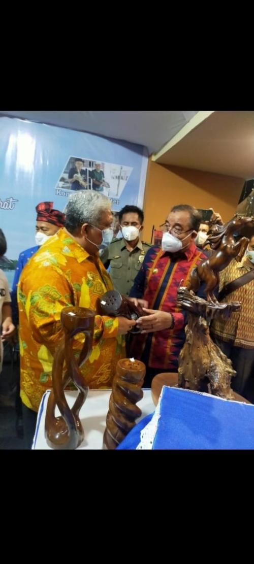 Gubernur Prov.Sulawesi Tenggara saat mengunjungi stand Muna Barat pada pameran HPN 2022